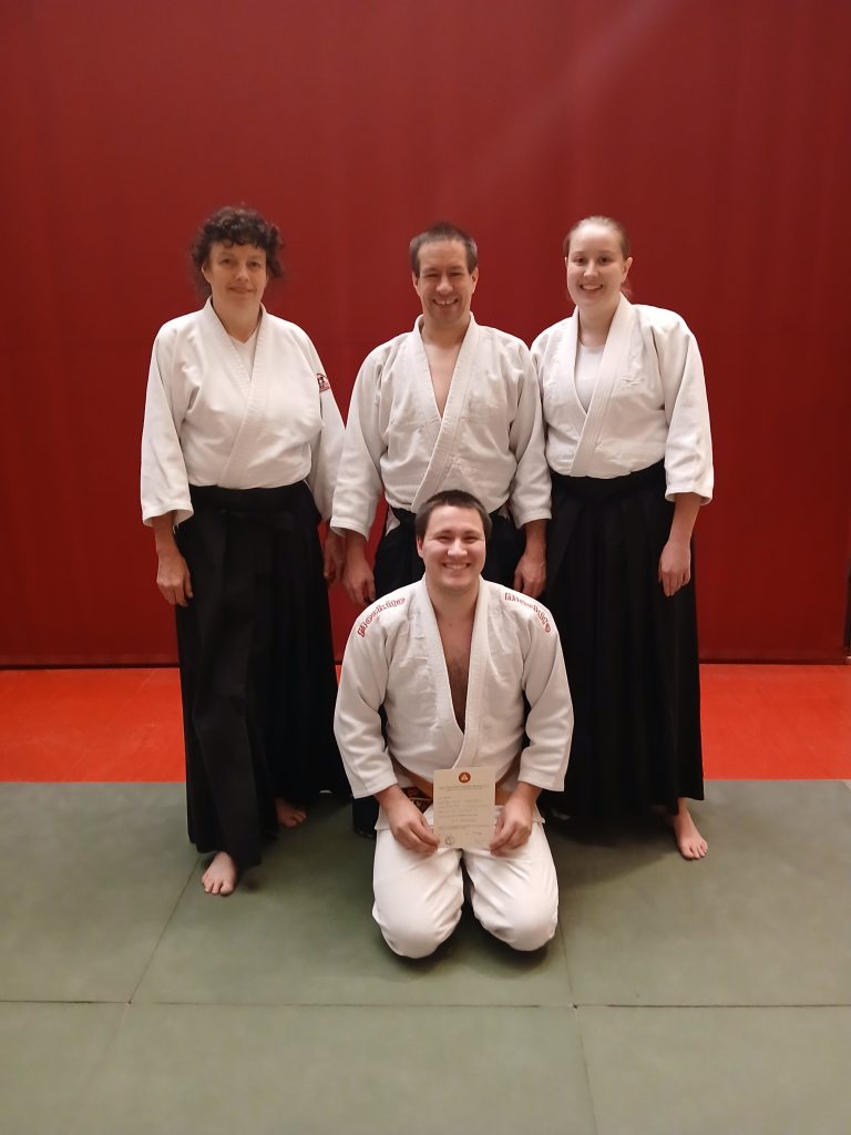 Gabriel mit dem Prüfer Patrick David 4.Dan und seinen 2 Angreiferinnen Tanja und Silvia