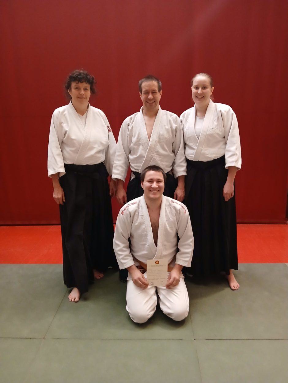 Gabriel mit dem Prüfer Patrick David 4.Dan und seinen 2 Angreiferinnen Tanja und Silvia